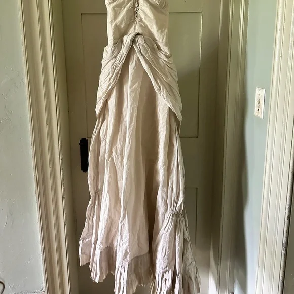 This is a Nicole Miller wedding dress, size 10. It wants to get married again! - Picture 16 of 17